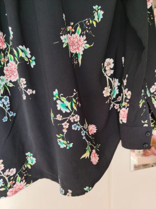 Camisa H&M flores negra Talla M-L