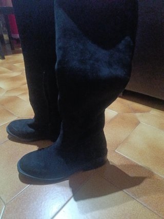 Botas altas negras ante
