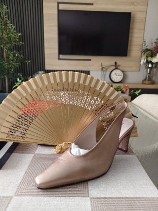 Zapatos de tacón dorados mate