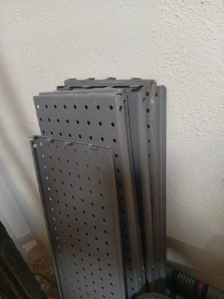 Scaffali a griglia metallici grigi