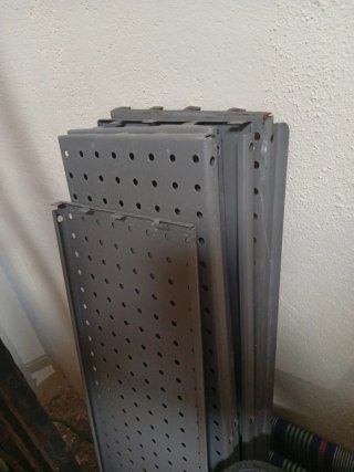 Scaffali a griglia metallici grigi