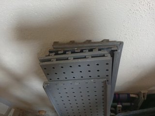 Scaffali a griglia metallici grigi
