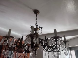 Lámpara de araña antigua de metal y cristal