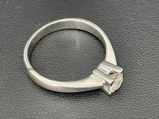 anillo oro 18k con piedra con diamante