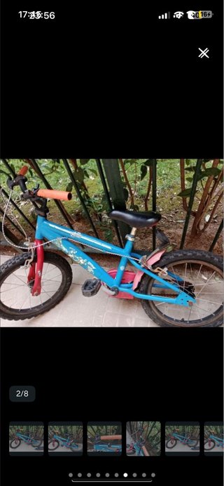 Bicicleta infantil azul y roja