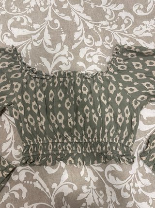 Blusa / crop verde mangas Stradivarius talla M