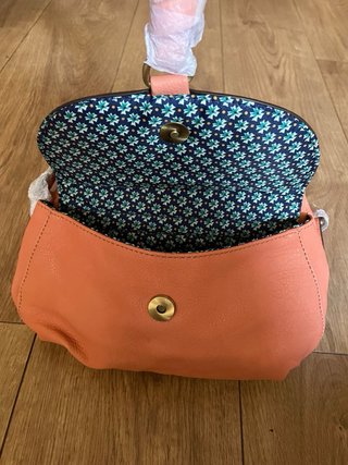 Bolso de hombro salmón con trenzado
