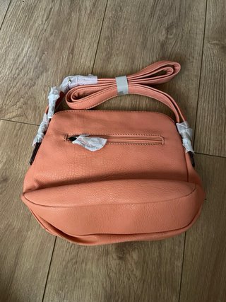 Bolso de hombro salmón con trenzado