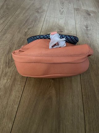 Bolso de hombro salmón con trenzado