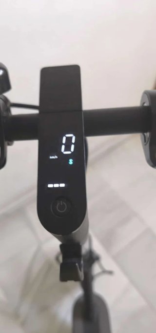 Patinete eléctrico con casco