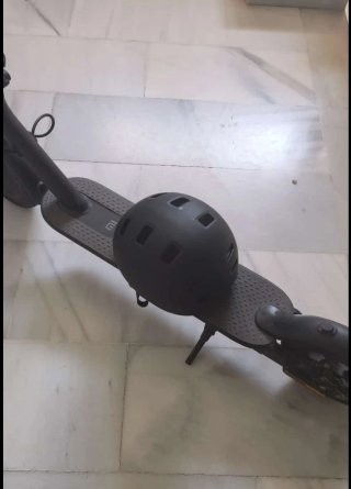 Patinete eléctrico con casco