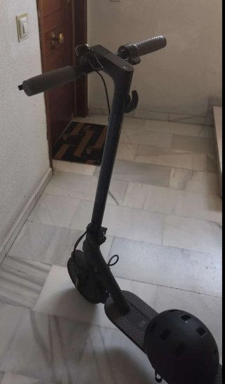 Patinete eléctrico con casco