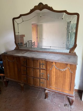 Mueble antiguo con espejo