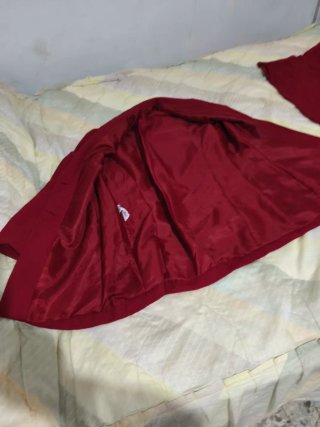 Traje de chaqueta y pantalón rojo