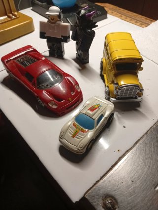 Lote Juguetes: Coche Rojo, Bus, Figuras