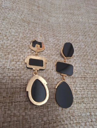 Pendientes largos negros y dorados