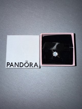 Anillo de compromiso de Pandora Plata