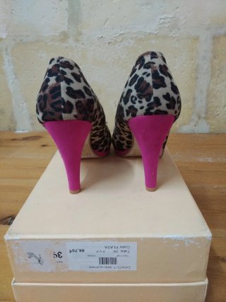 Zapatos de tacón con estampado de leopardo