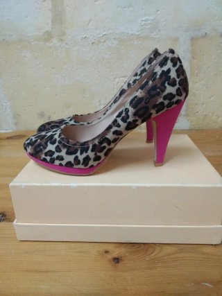 Zapatos de tacón con estampado de leopardo