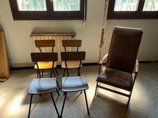 Juego de 4 Sillas Vintage y una butaca