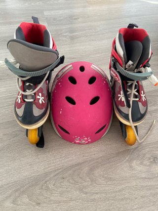 Patines en línea y casco niña