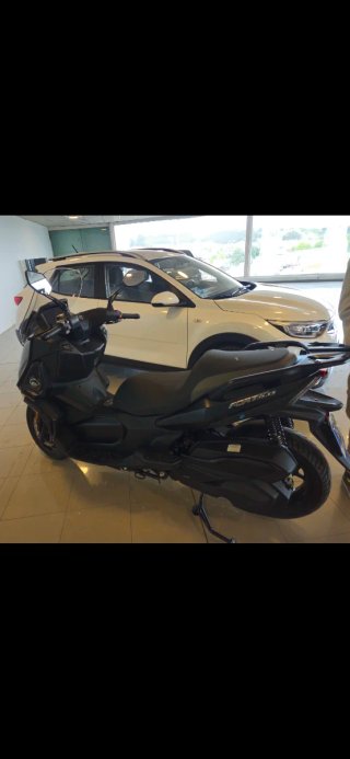 QJ Motor Fort 4.0 Maxi Scooter Negra 350cc seminue
