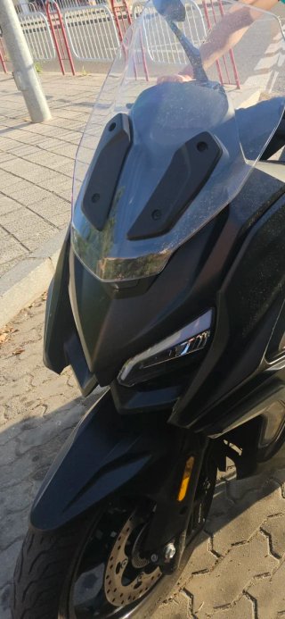 QJ Motor Fort 4.0 Maxi Scooter Negra 350cc seminue