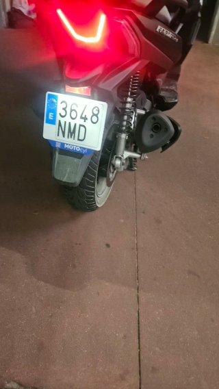 QJ Motor Fort 4.0 Maxi Scooter Negra 350cc seminue