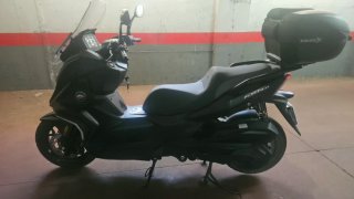 QJ Motor Fort 4.0 Maxi Scooter Negra 350cc seminue