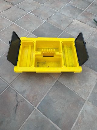 Baúl de herramientas negro con ruedas