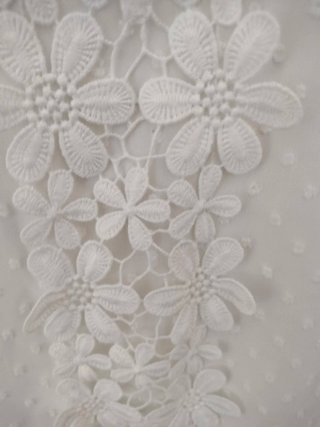 Blusa blanca con encaje floral