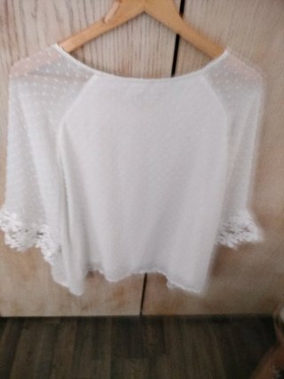 Blusa blanca con encaje floral