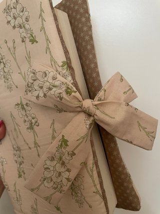 Funda de libro floral beige y marrón