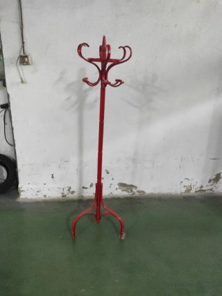 Perchero rojo antiguo