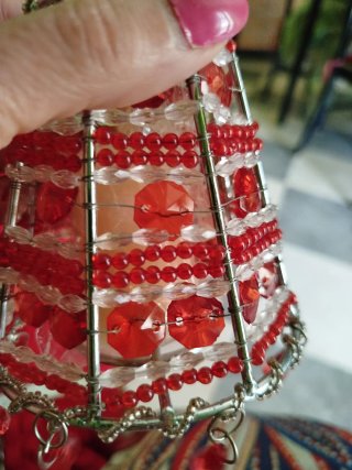 Candeliere in pietre rosse e perline bianche