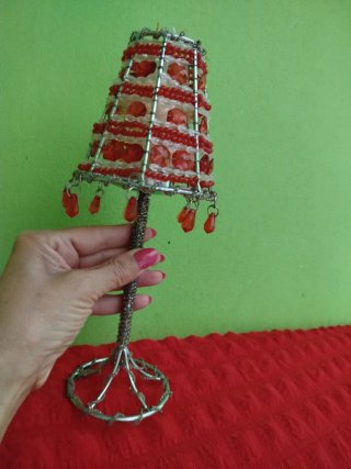 Candeliere in pietre rosse e perline bianche