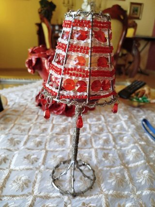Candeliere in pietre rosse e perline bianche