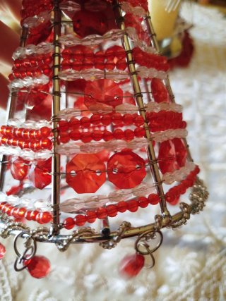 Candeliere in pietre rosse e perline bianche