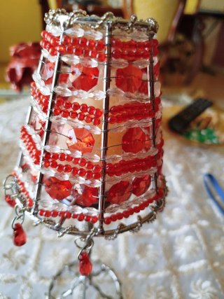 Candeliere in pietre rosse e perline bianche