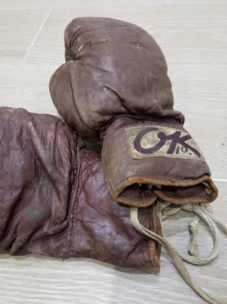 Guantes de boxeo antiguos de cuero