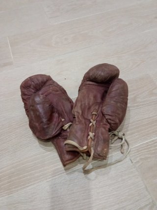 Guantes de boxeo antiguos de cuero