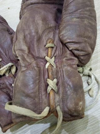 Guantes de boxeo antiguos de cuero