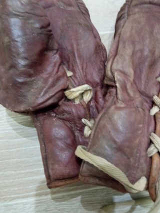 Guantes de boxeo antiguos de cuero