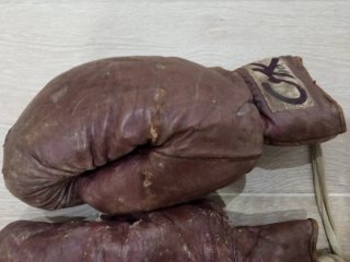 Guantes de boxeo antiguos de cuero