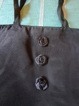 Borsetta nera con rose