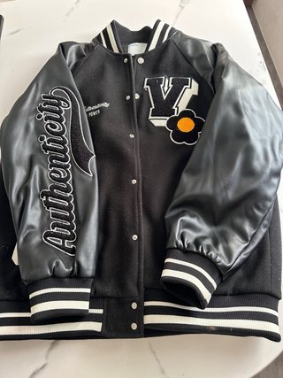 Chaqueta universitaria estilo bomber