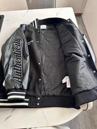 Chaqueta universitaria estilo bomber