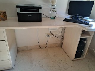 Escritorio de madera y metal