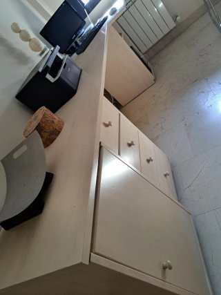 Escritorio de madera y metal