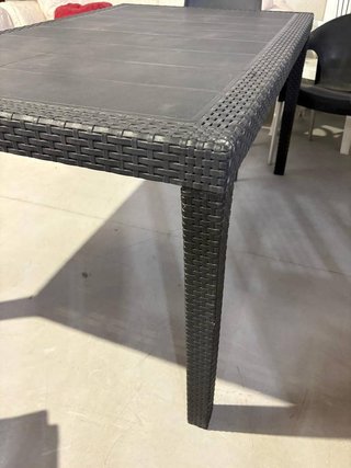TAVOLO DA GIARDINO IN PLASTICA